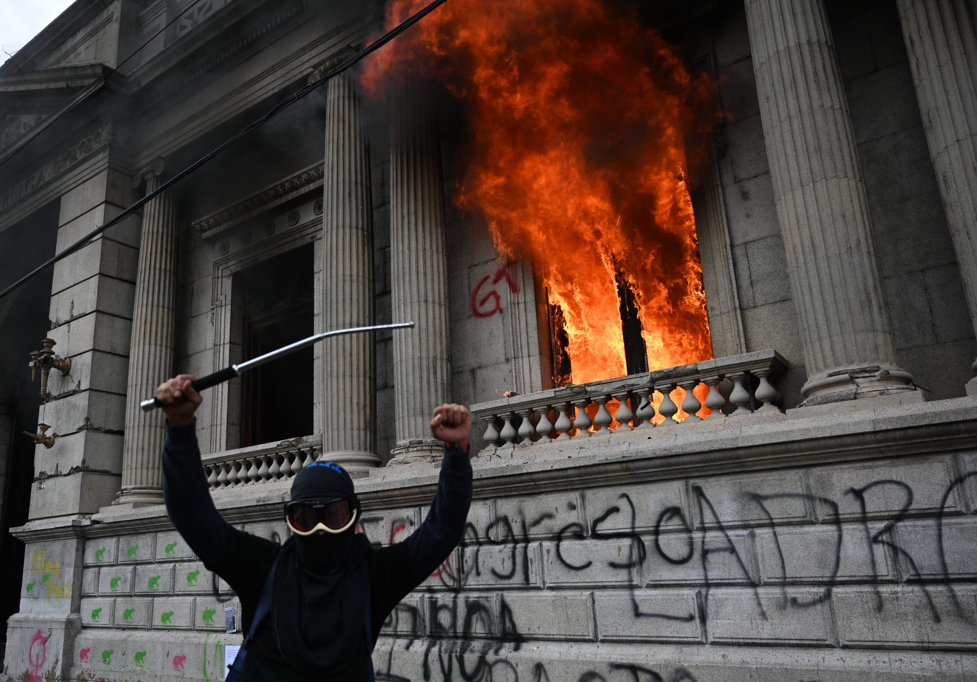 Imágenes de la violencia desatada en Guatemala: infraestructura incendiada y gases lacrimógenos