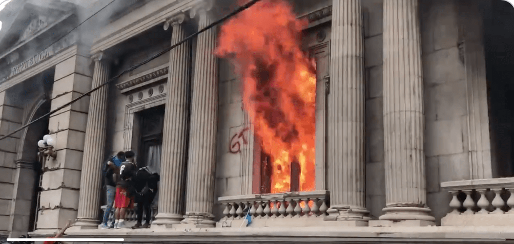 (Video) Manifestantes irrumpen e incendian el Congreso de Guatemala