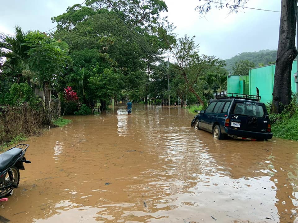 CNE reporta nueve incidentes por inundación tras las fuertes lluvias de este miércoles