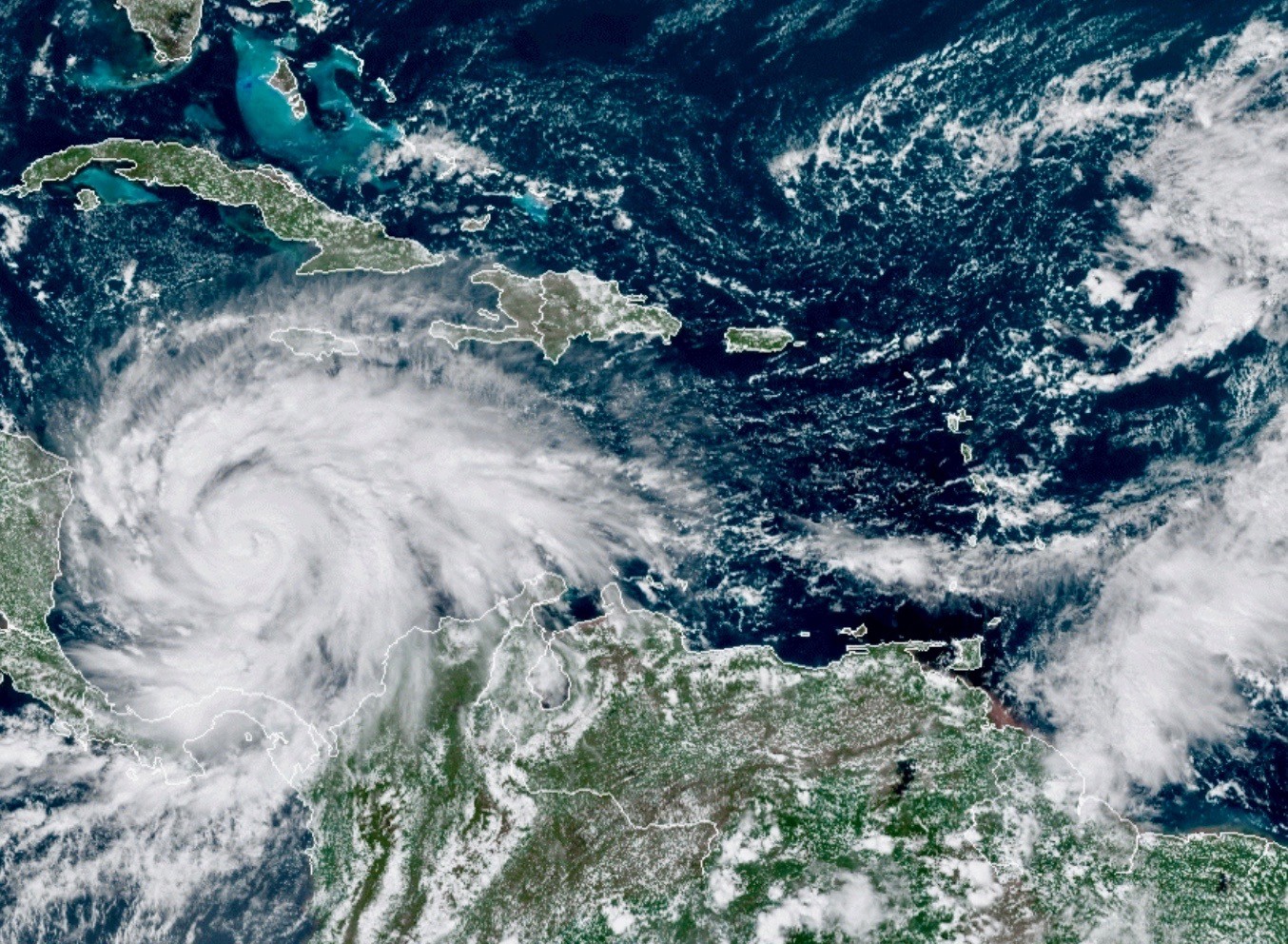 Huracán Iota sube a categoría 2; influencia en Costa Rica durará hasta el miércoles
