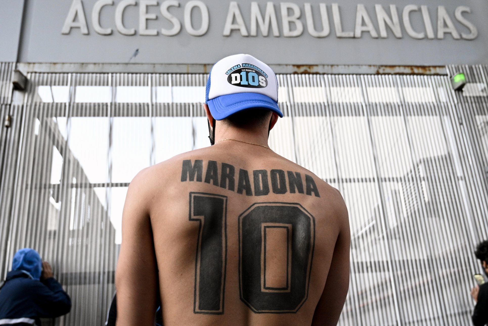 Maradona evoluciona de la cirugía; Messi le manda “toda la fuerza del mundo”