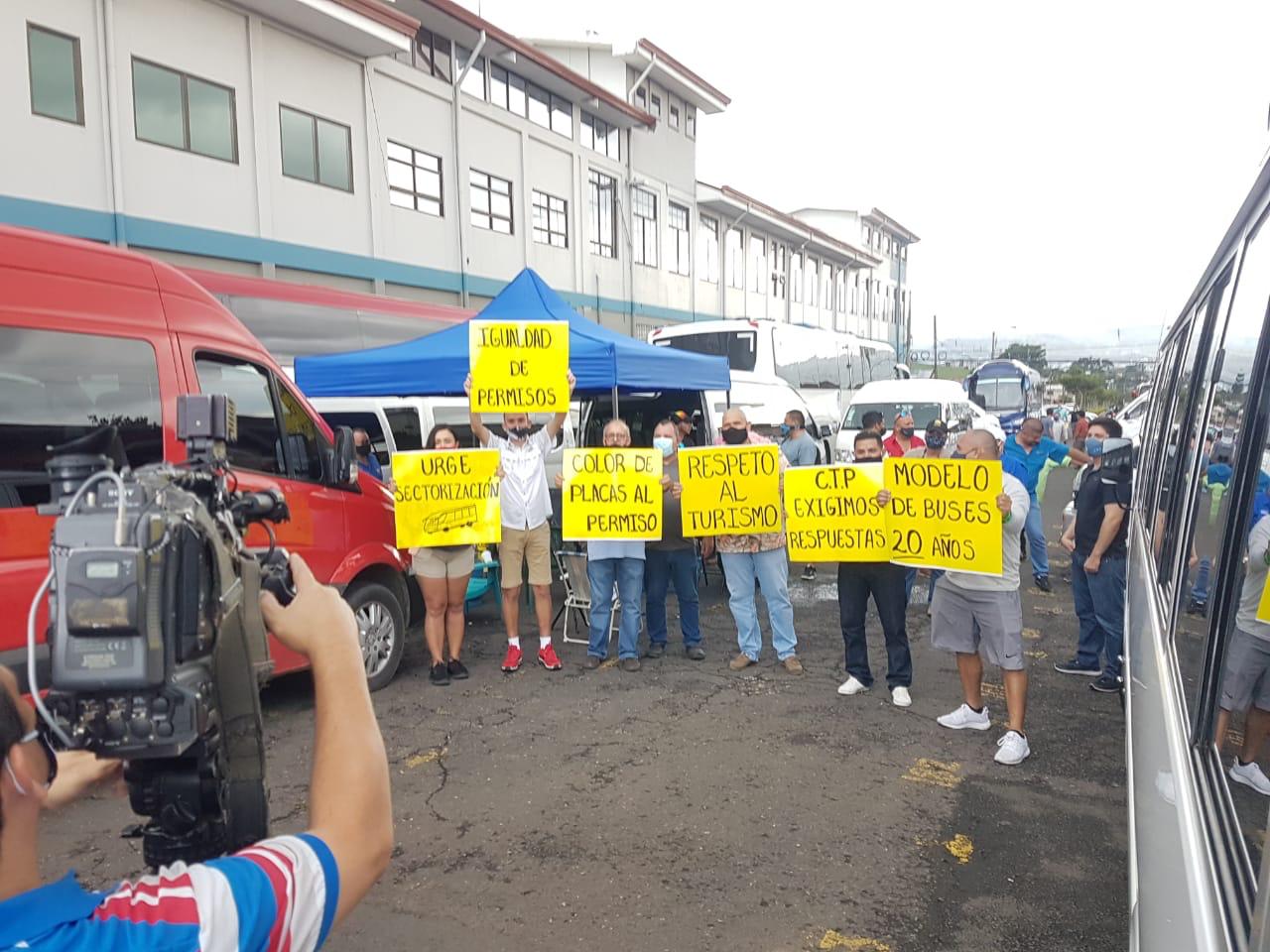 Transportistas especiales protestan contra titular del MOPT
