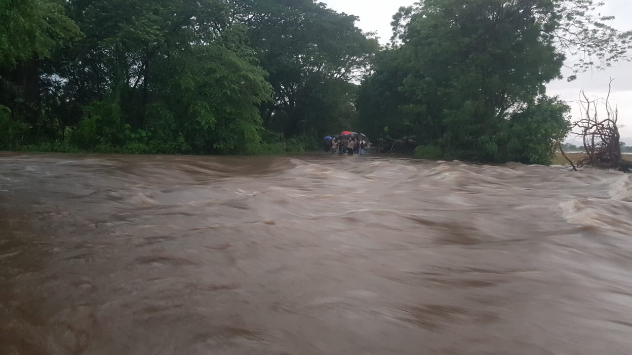 Desbordamiento del río Tempisque puso a correr a las autoridades de emergencia en Carrillo