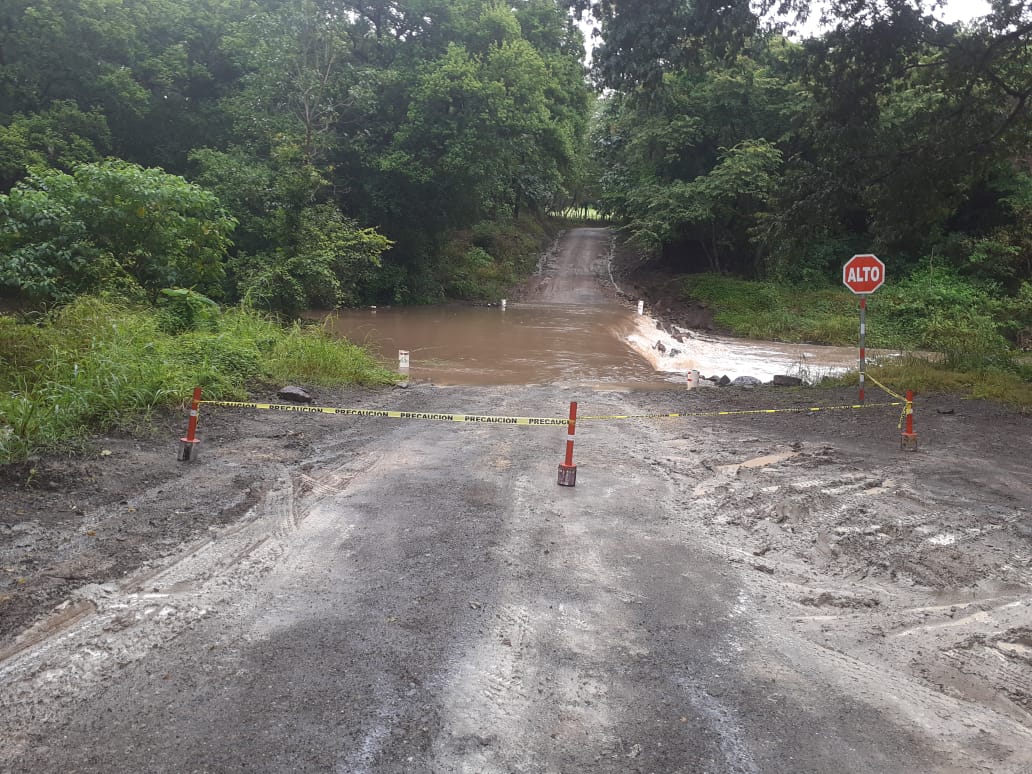 (Video) Crecida en ríos a causa de huracán Eta dificulta tránsito en Guanacaste