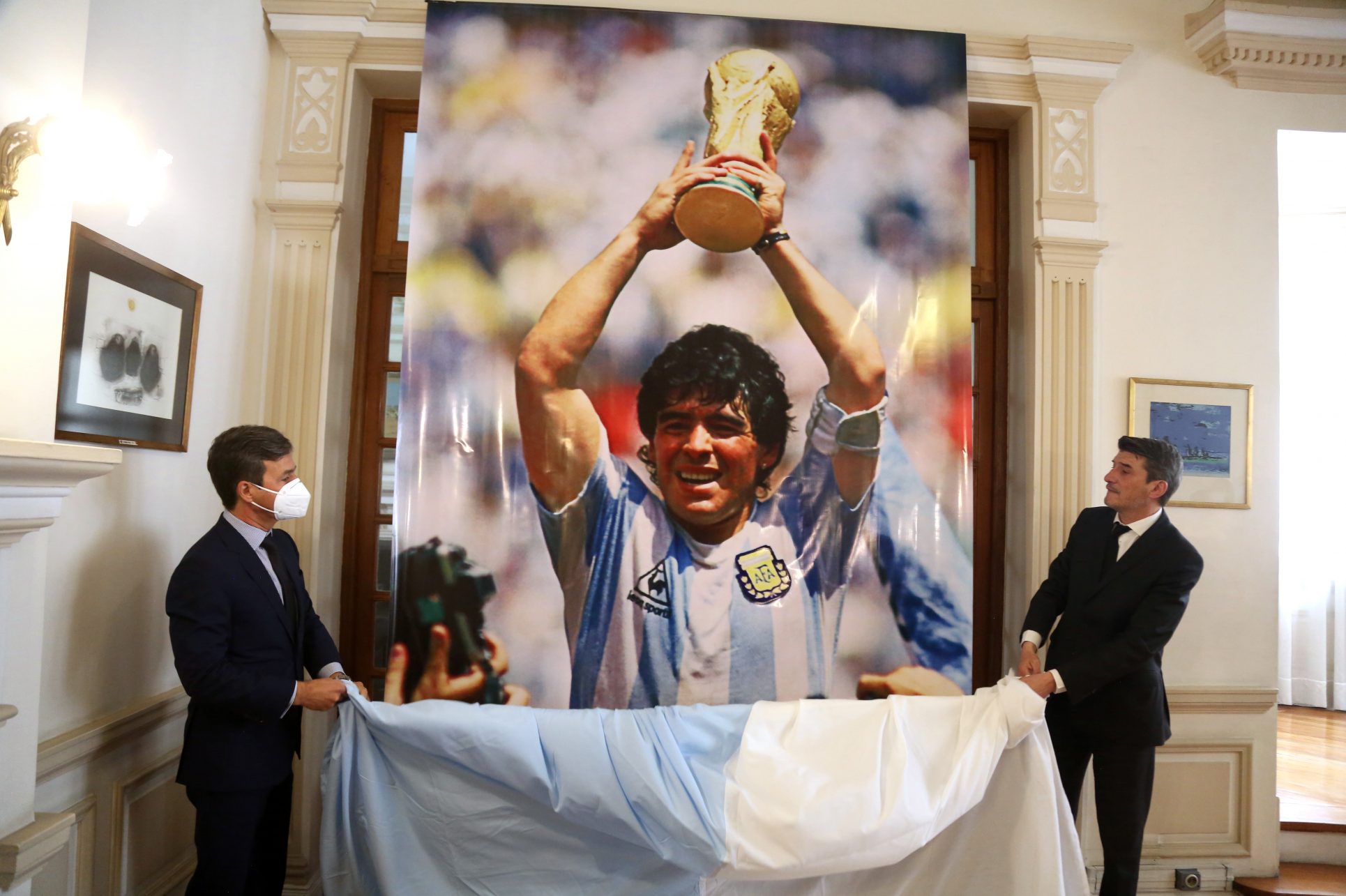 Indignación en Argentina por fotos clandestinas del cadáver de Maradona