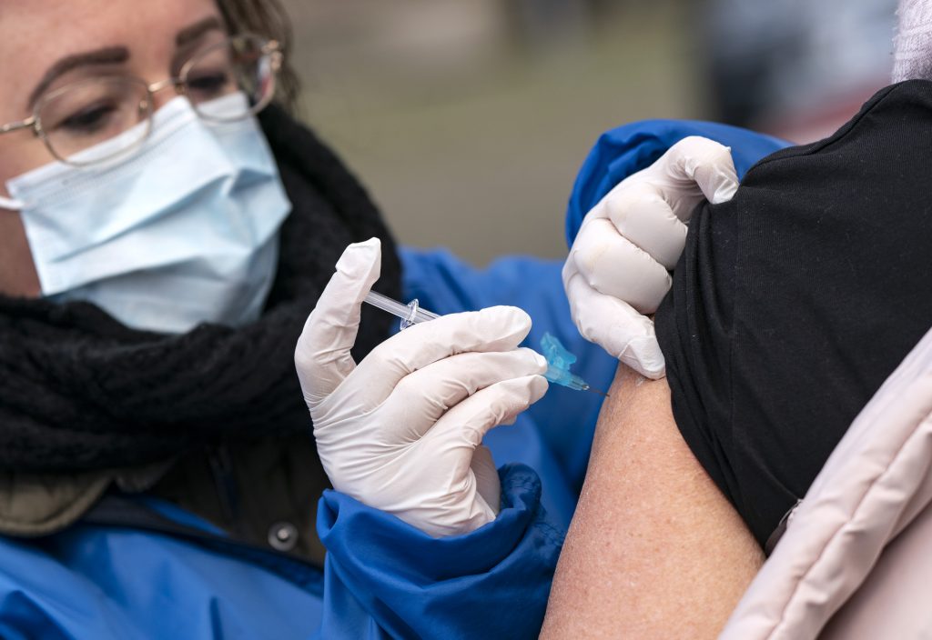 Autoridades de Salud analizarán tiempo de espera entre vacunas de influenza y covid-19