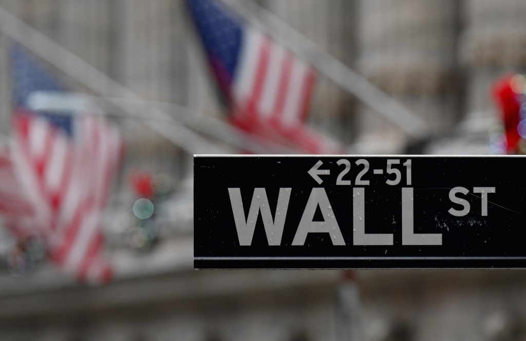 Wall Street termina semana a la baja preocupada por tasas de interés