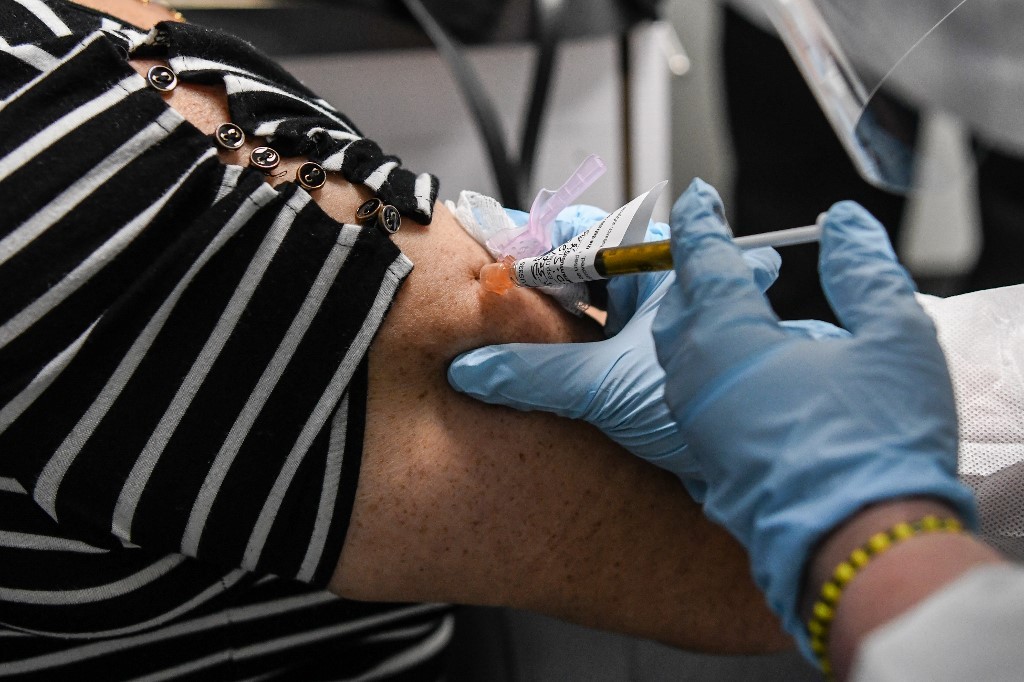 La OMS advierte que la pandemia no acabará con el lanzamiento de la vacuna