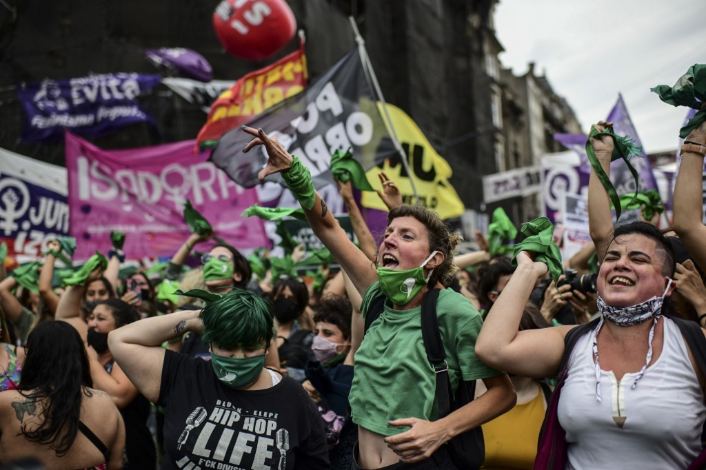 Diputados aprueban legalización del aborto en Argentina, que pasa al Senado