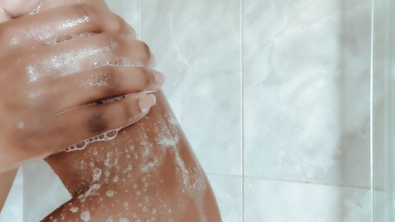 “Dejé de ducharme y la vida continuó”: profesor de Yale cuestiona cómo y cuánto nos bañamos