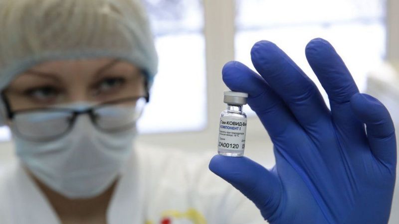Oxford-AstraZeneca hará ensayos combinando su vacuna contra el covid con la rusa Sputnik V