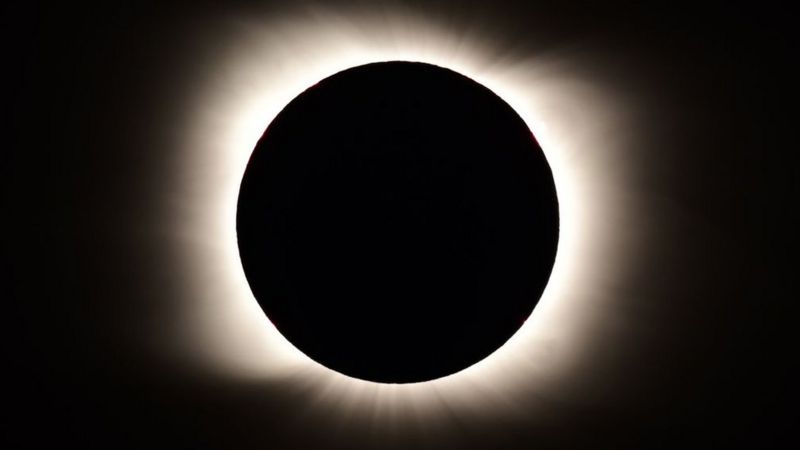 Las mejores imágenes del eclipse solar que vivió Chile y Argentina