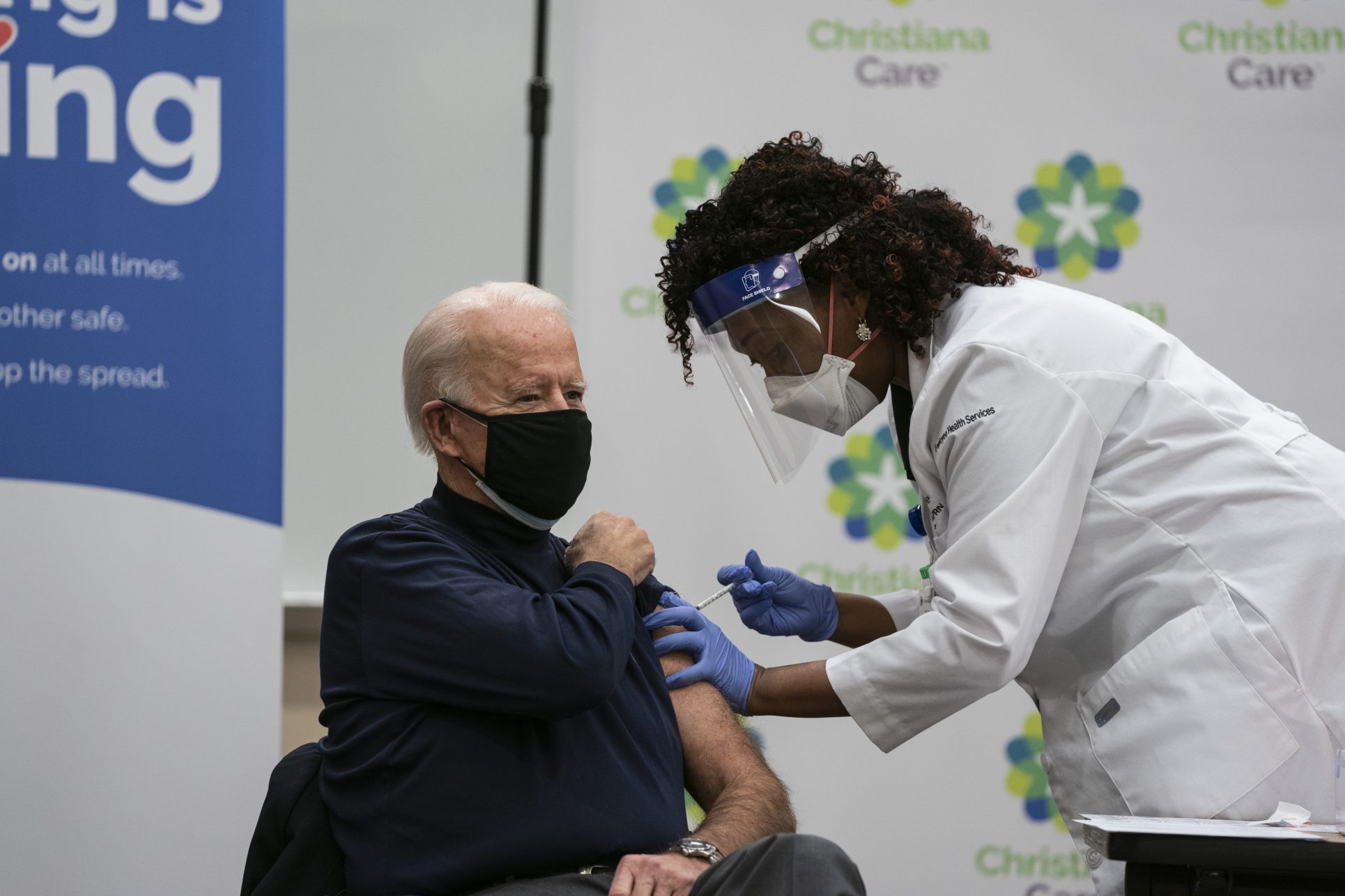 Joe Biden recibe vacuna contra covid-19 ante las cámaras de televisión