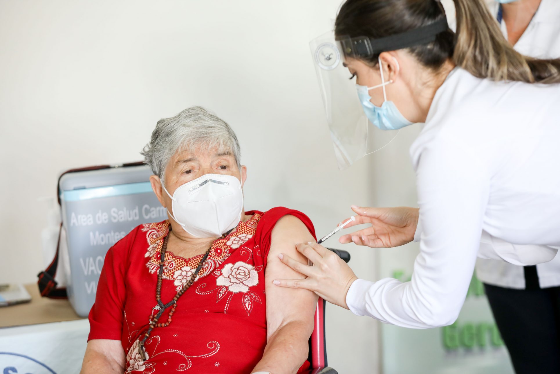CCSS busca a 6.984 personas mayores de 80 años para vacunarlos contra el covid