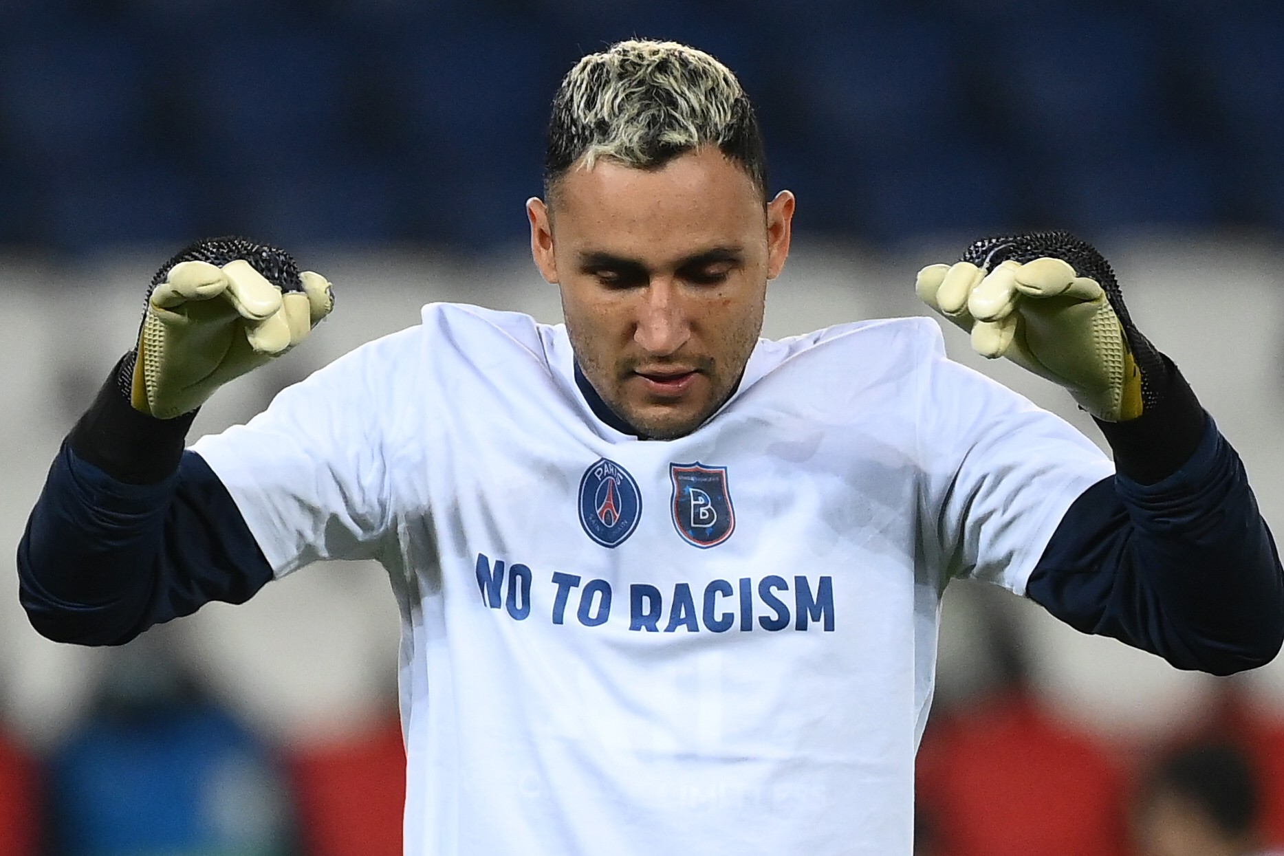 “No al racismo”, el poderoso mensaje enviado por árbitros y jugadores del PSG-Basaksehir antes de reanudar juego