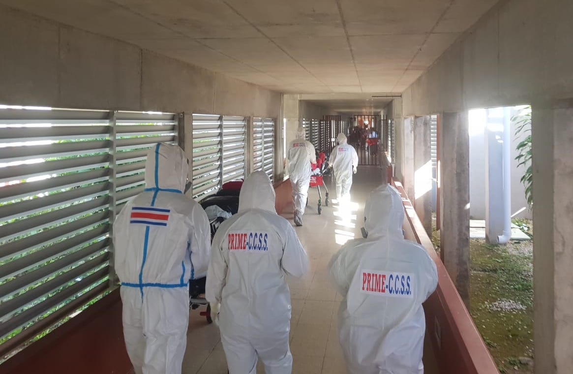 Otro megatraslado: 12 pacientes covid llegan a San José desde Liberia