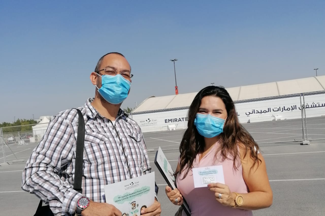 Ticos reciben vacuna en Dubái: “Estamos felices pero tristes por quienes no la han recibido”