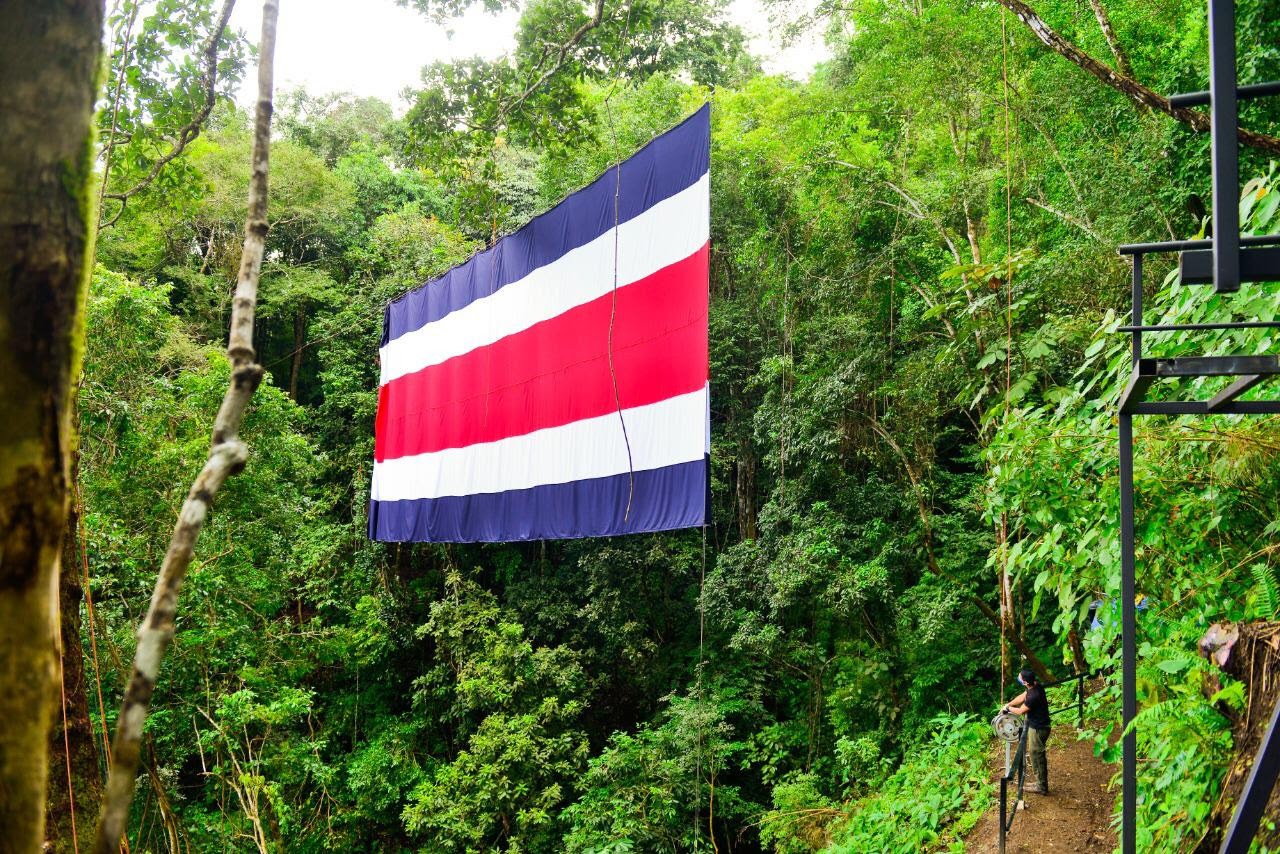 (Video) Izan “la bandera más grande de Costa Rica” en Puntarenas