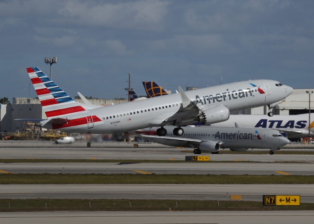 EE.UU. reforzará sanciones a mala conducta de pasajeros en los aviones