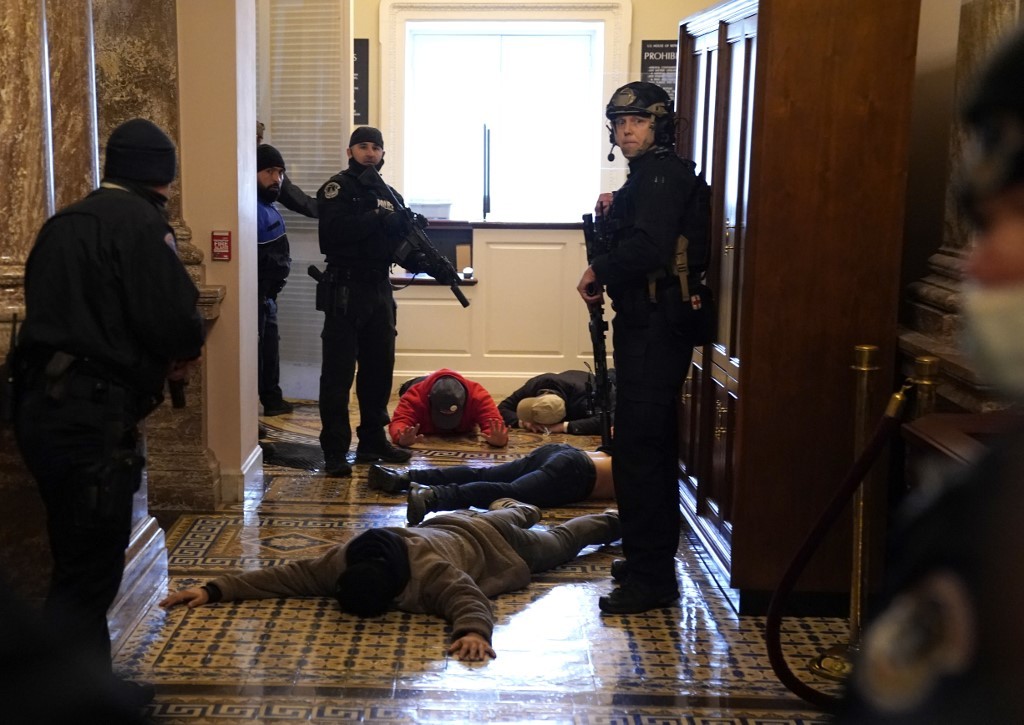 Policía desenfunda armas dentro del Congreso de EEUU para proteger a legisladores