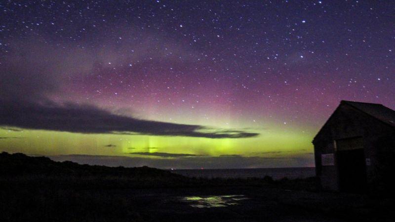 En imágenes: las espectaculares fotos de la aurora boreal que hacen que Escocia parezca otro mundo