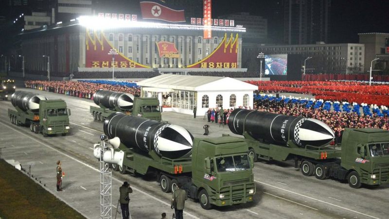 Corea del Norte exhibe misil que describe como “el arma más poderosa del mundo”
