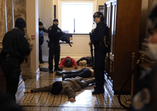 VIDEO| El momento en el que le disparan a manifestante en Capitolio de EE.UU.