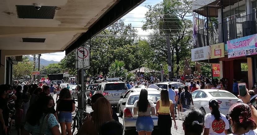 Festejos, aglomeración… y desorden en Santa Cruz de Guanacaste