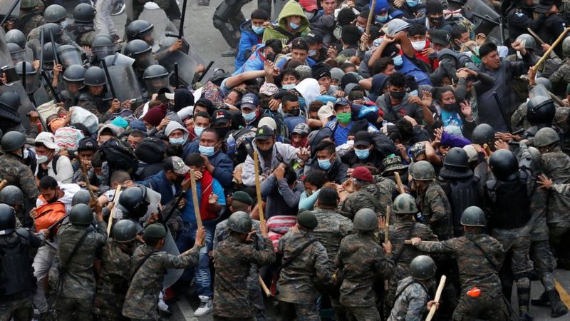 Imágenes muestran violenta represión en Guatemala contra grupos que se dirigen caminando a EE.UU.