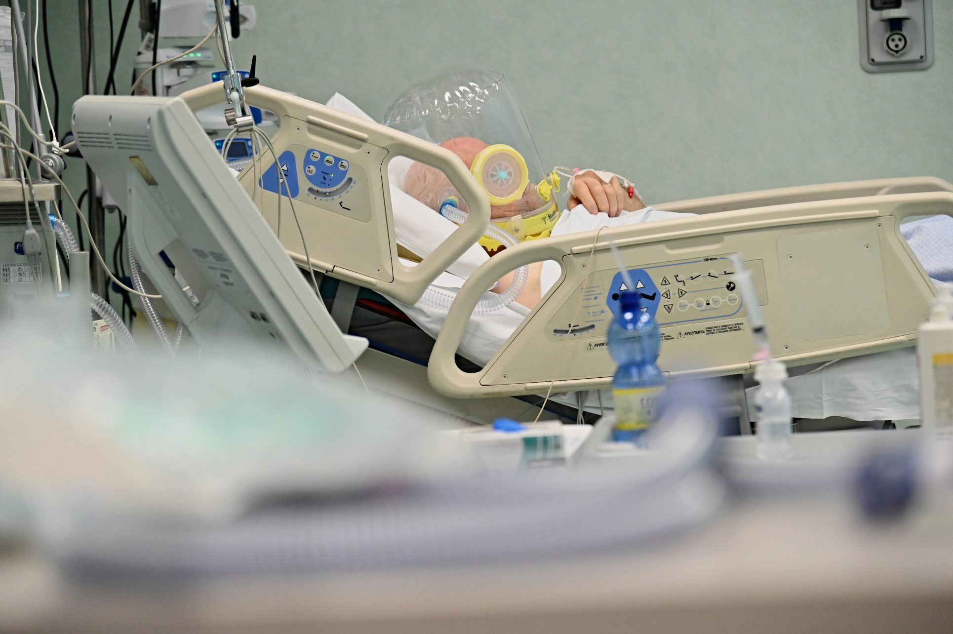 Hospitalizaciones por covid-19 seguirán en caída, pronostica UCR