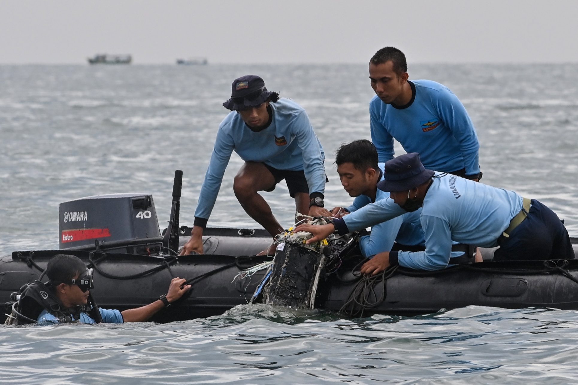 Hallan partes de cuerpos tras accidente de avión en Indonesia