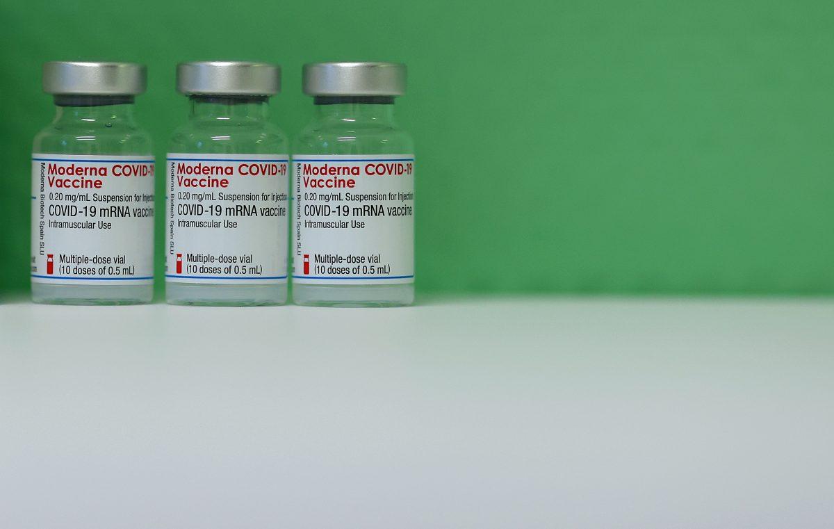 Vacuna de Moderna sería efectiva contra las variantes británica y sudafricana de covid-19