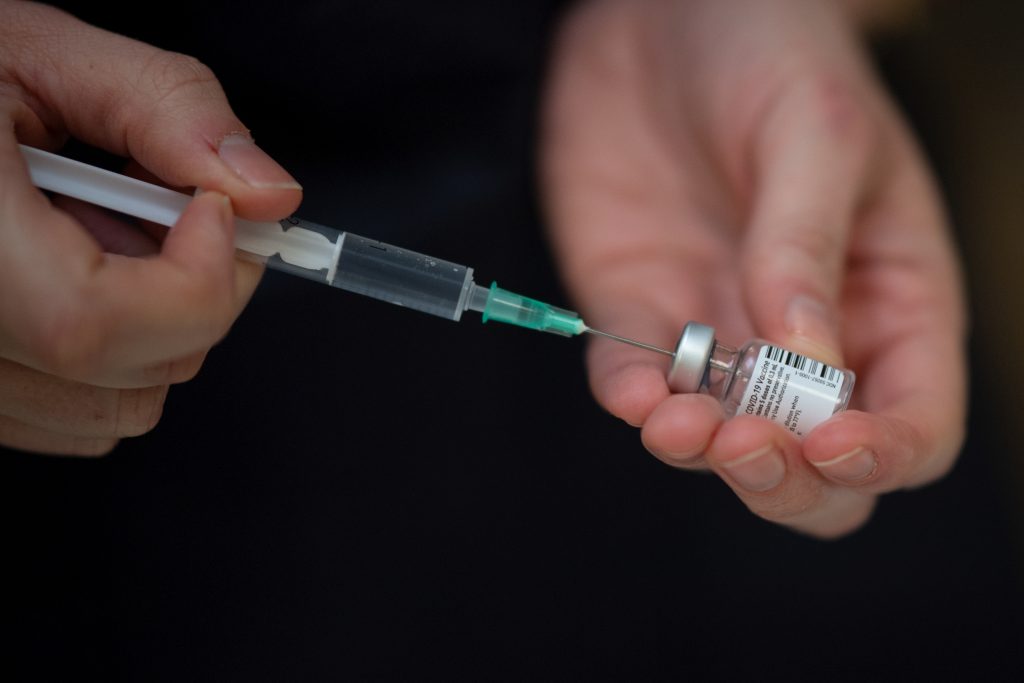 Pfizer dejará de enviar vacunas por al menos 3 semanas