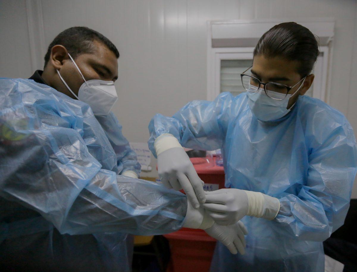 Ministerio de Salud y CCSS se enfrentan por suspensión de médicos internos durante pico de pandemia