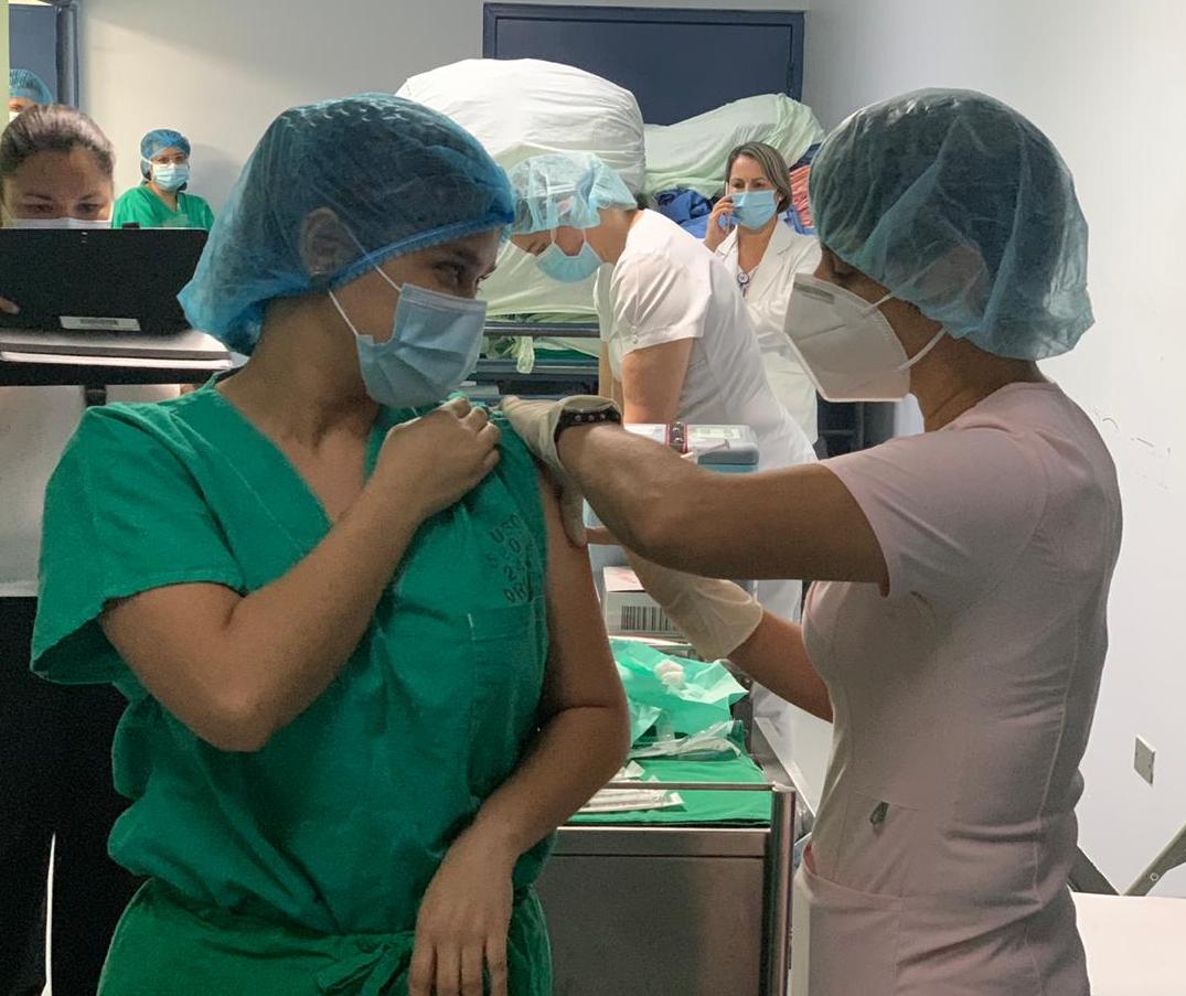 Vacuna contra covid-19 llega a hospital de Puntarenas