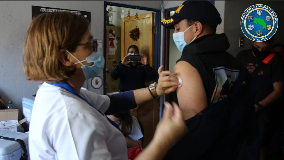 Primeros dos policías reciben vacuna contra covid-19 en Costa Rica