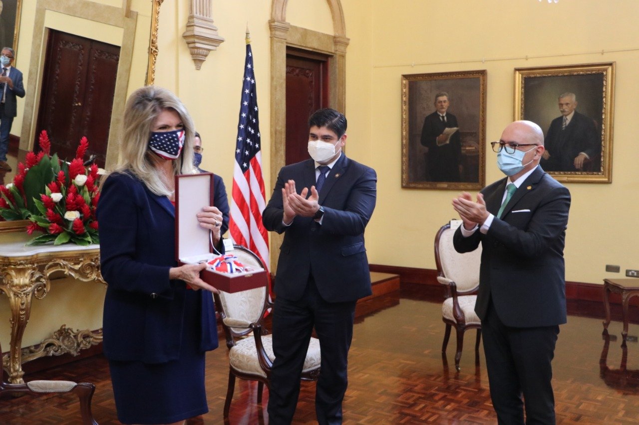 Previo a su partida, embajadora de EE.UU. recibió la condecoración más alta de Costa Rica