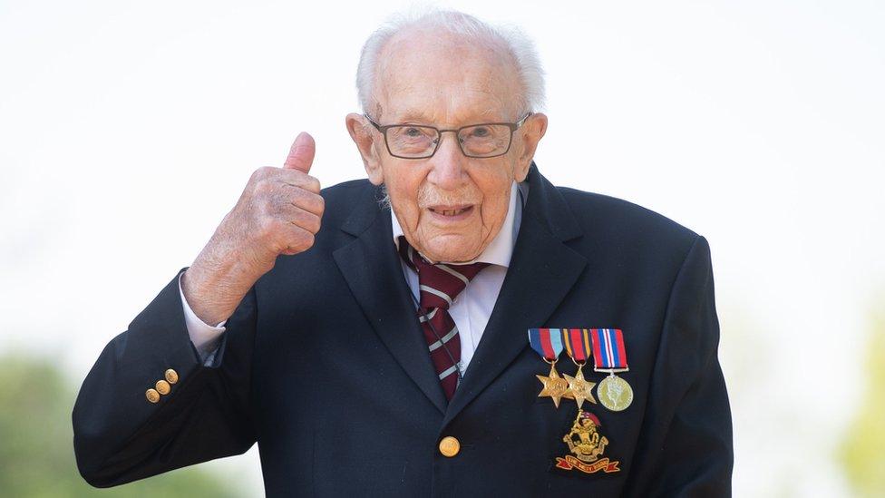 Muere por covid Tom Moore, el veterano de 100 años que recaudó millones para luchar contra el virus