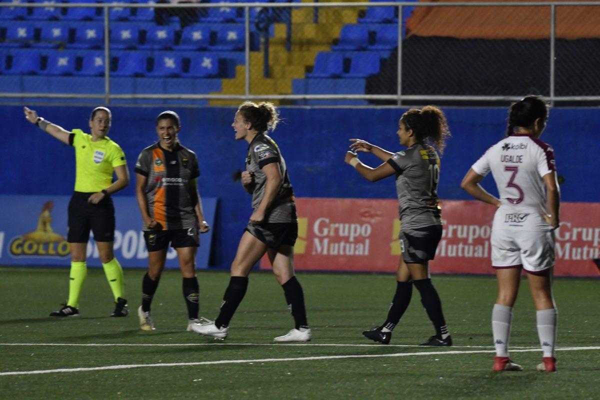 Goleadora del fútbol femenino, Jennie Lakip, se despide de Dimas Escazú