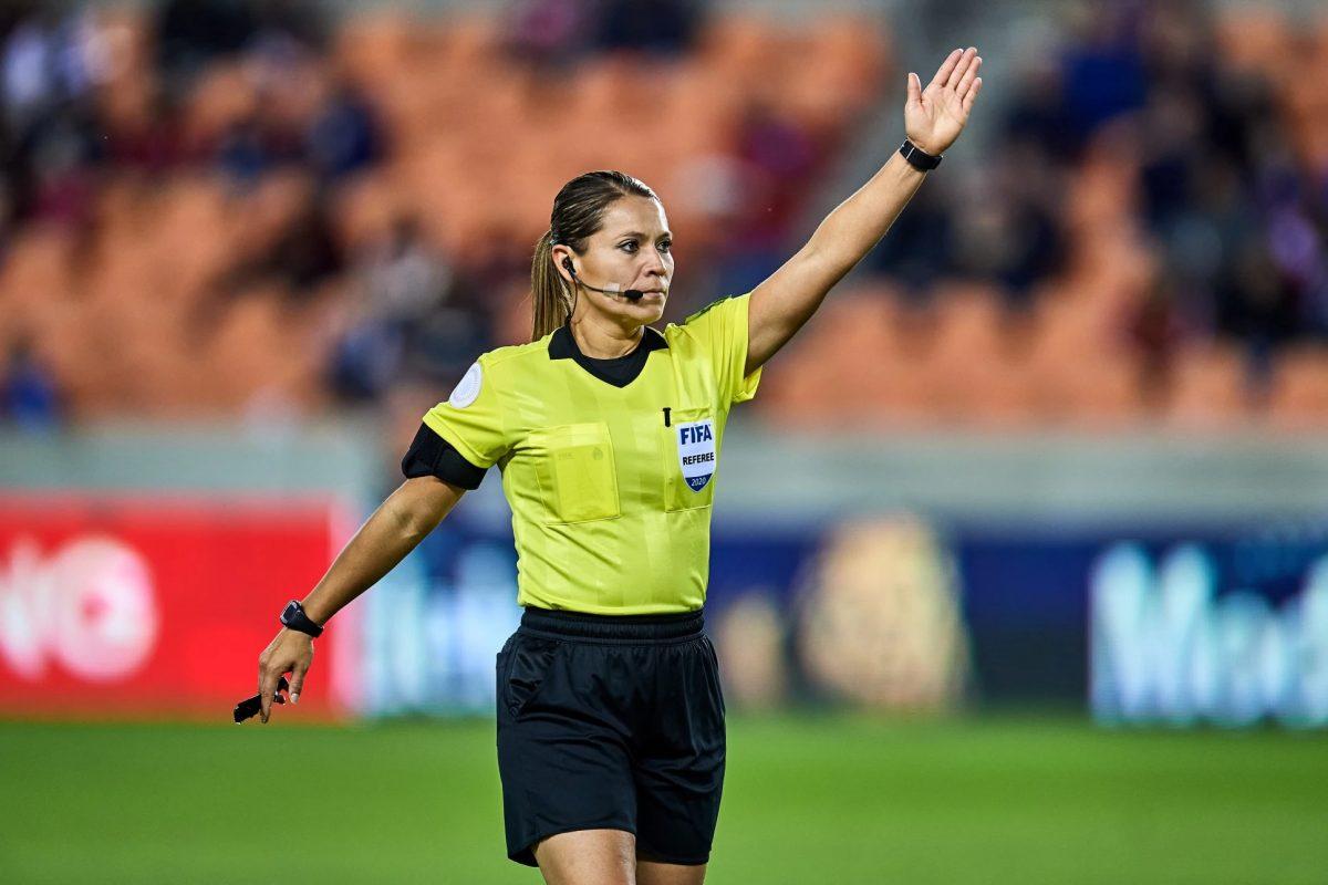 Estadounidense es primera mujer asistente en una final de Liga Concacaf