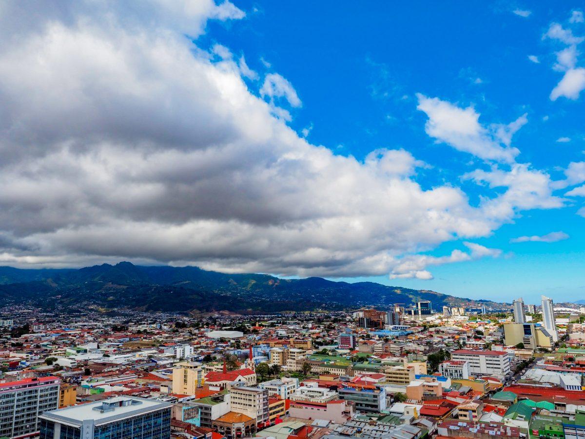 Bank of America destaca buena economía de Costa Rica, pero también ataques a la prensa y aumento del narco