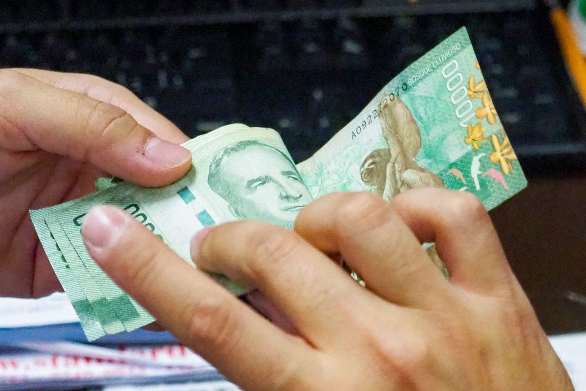 Revisarán salarios mínimos del sector privado de Costa Rica debido a fuerte aumento de precios