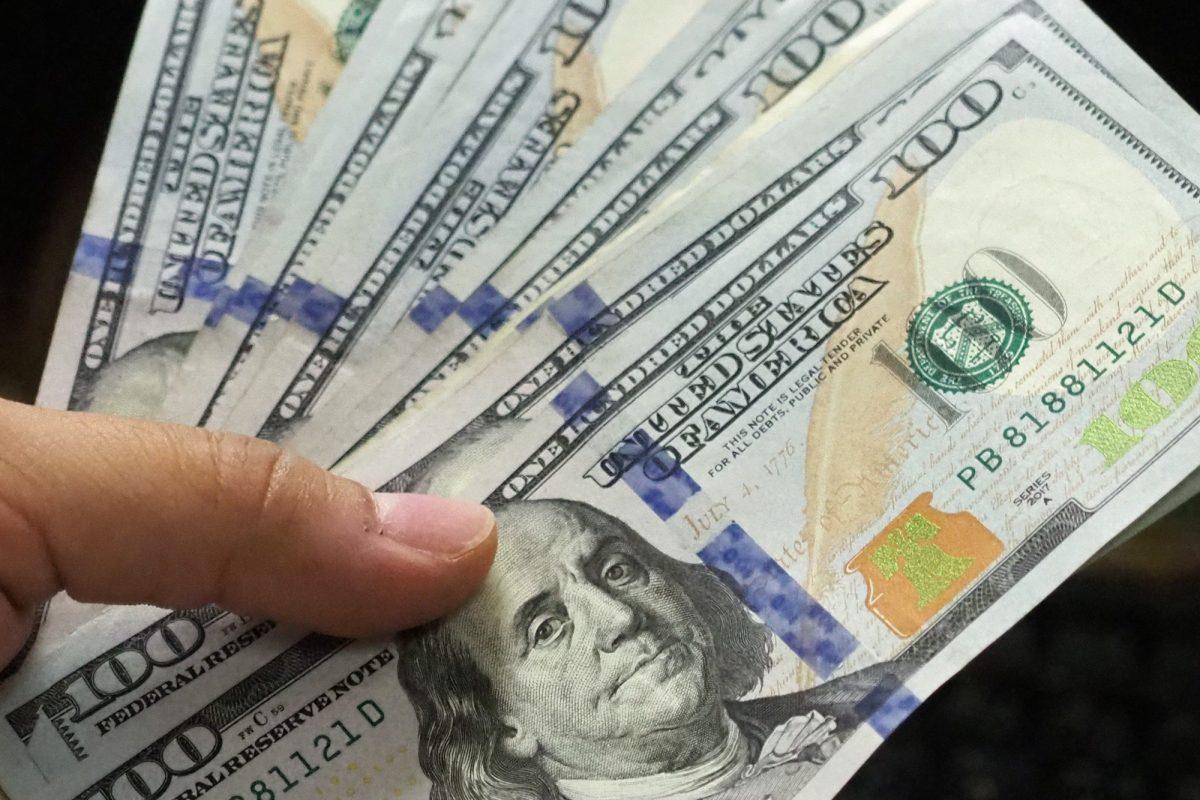 Abundancia de dólares en Costa Rica empuja tipo de cambio a la baja y así se mantendría durante el inicio del año