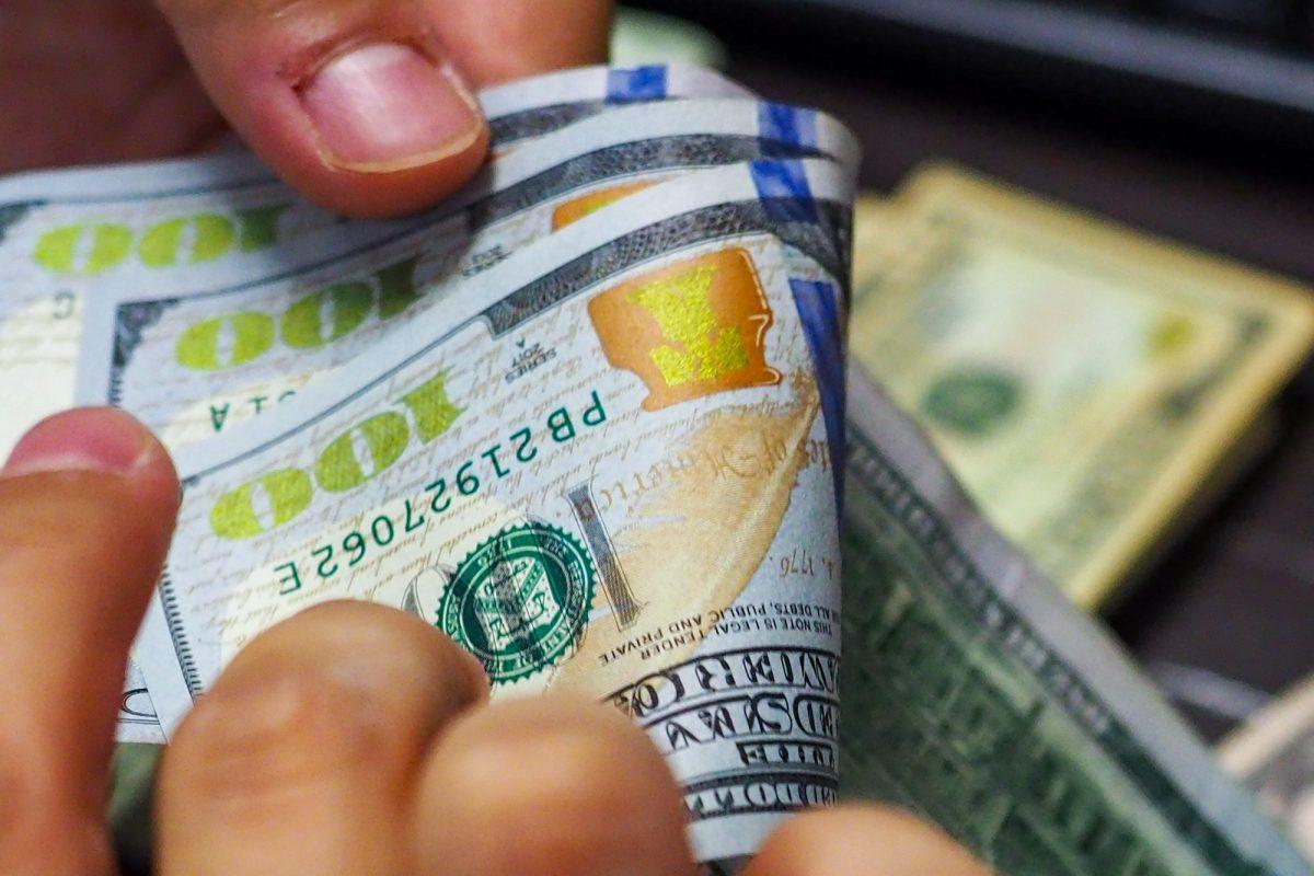 Tipo de cambio del dólar baja a ¢540 en bancos, Monex registra abundancia de divisas