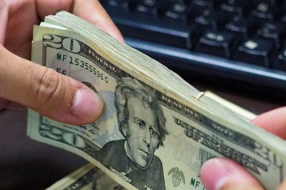 Tipo de cambio del dólar llega a ¢700 por primera vez en los bancos