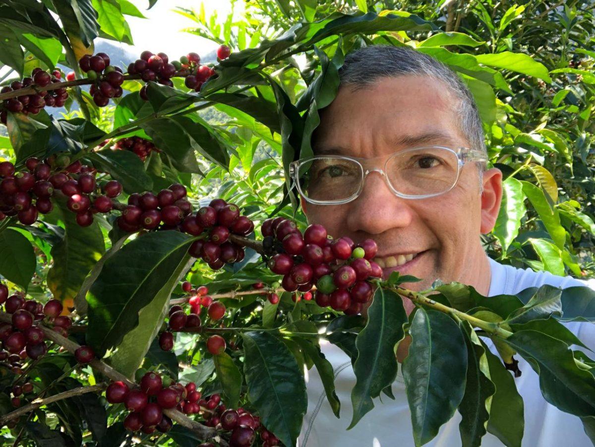 Édgar Silva presenta su cosecha de café y desata ola de múltiples reacciones