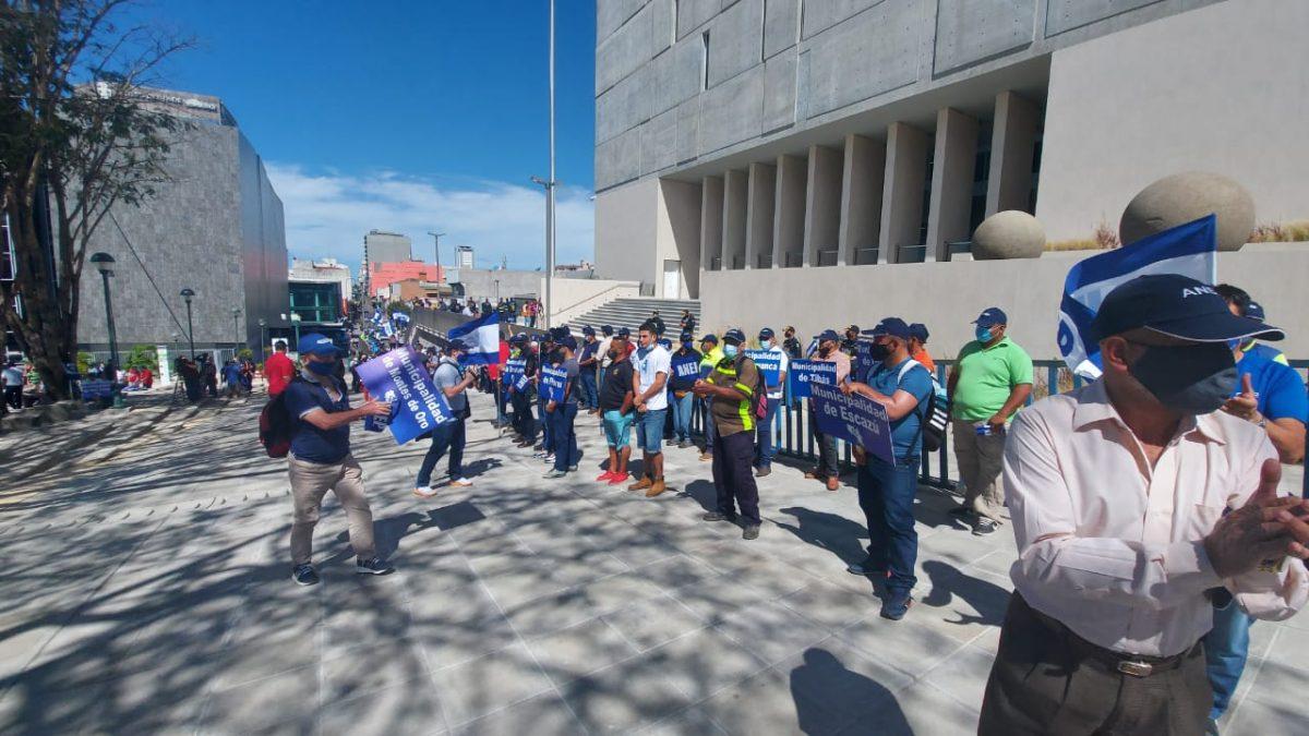 Trabajadores municipales protestan contra proyecto para regular el empleo público