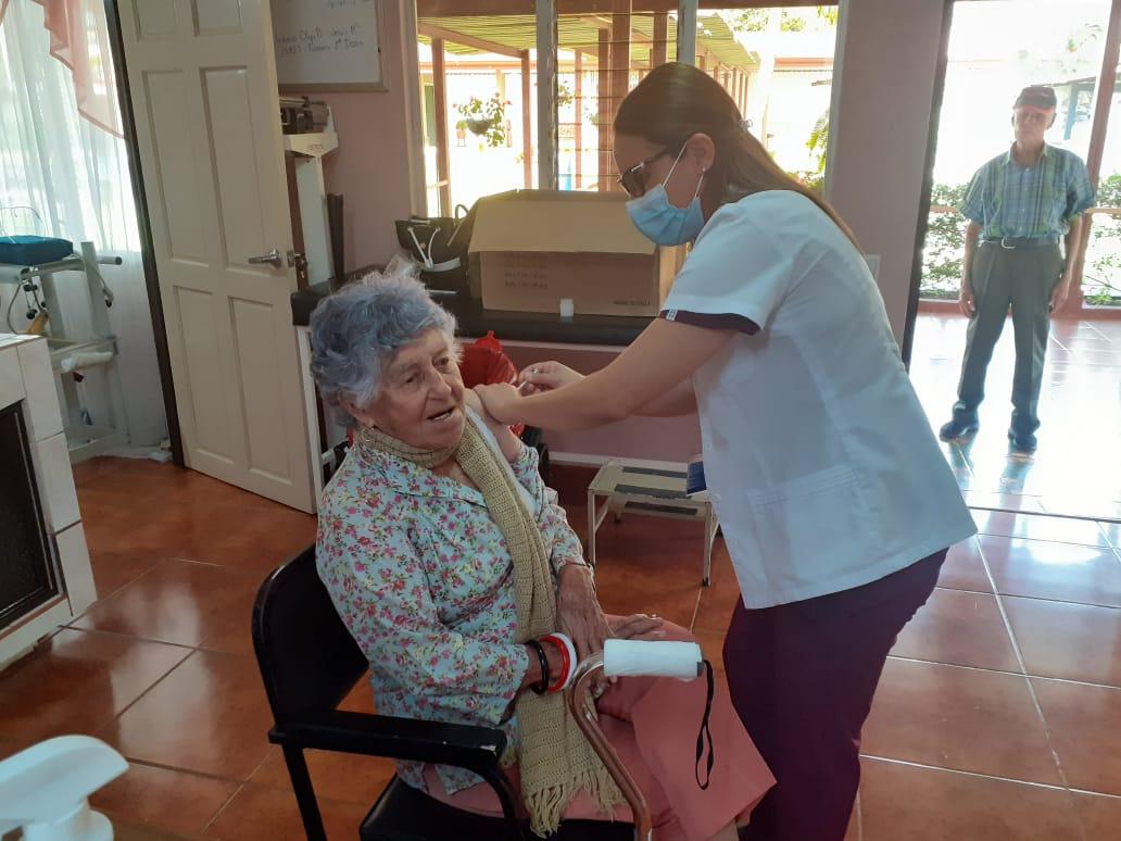 CCSS empieza hoy a vacunar adultos mayores no residentes en hogares de larga estancia