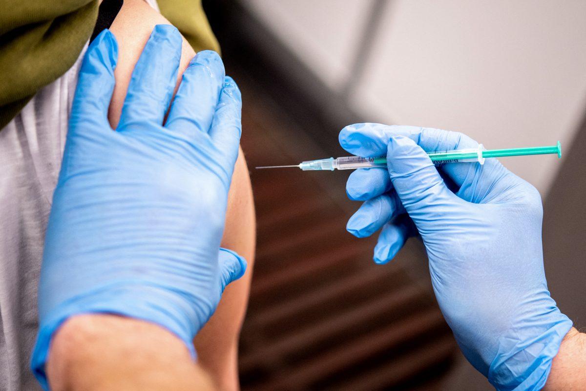 CCSS se concentrará en aplicar segundas dosis de vacuna anticovid a 128.000 adultos mayores