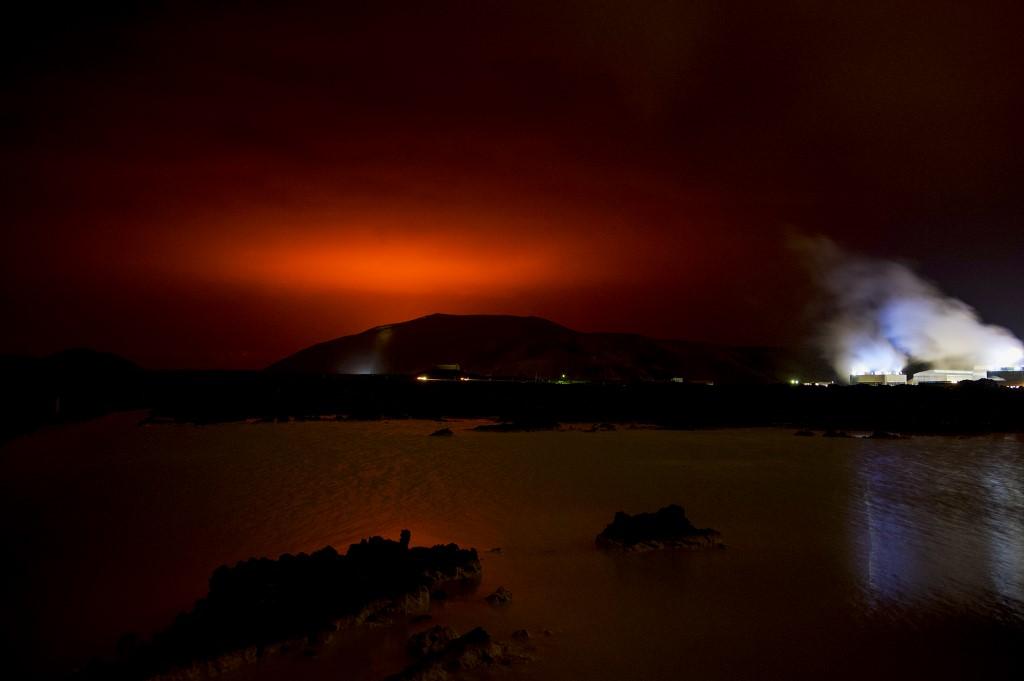 Una erupción volcánica ilumina el cielo cerca de la capital de Islandia